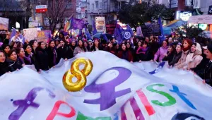 8 Mart’a bakarken