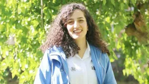 Karanlığı çiçeklerle aydınlattı
