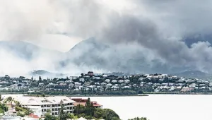 Yeni Kaledonya yanıyor
