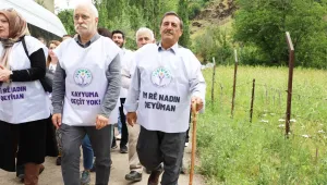 Xale Şevket bastonuyla yürüdü
