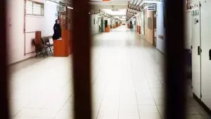 Tutsaklardan çıplak ayaklı protesto