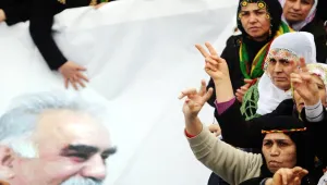 Komploya hamleyle yanıt