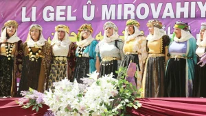 Sahnedeki mutlu kadınlar
