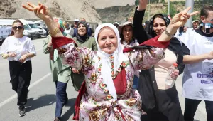 El ele, kol kola yürüdüler