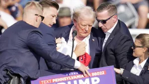 Trump kulağından vuruldu