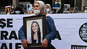 Her kadın öldüğünde kızının mezarına gidiyor