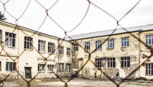 Kamplarda ırkçılık, taciz, uyuşturucu