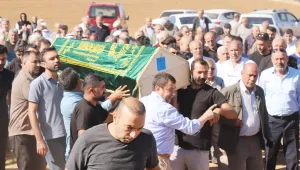 Şehit oğlunun yanında