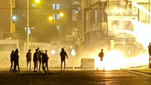 Gece boyunca protesto