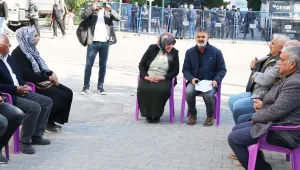 Belediye kapısında meclis toplantısı