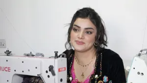 Tek eliyle terzilik yapıyor