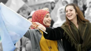 Sokakta iki kadın