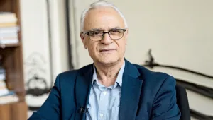 Özgür koşullarda olmalı