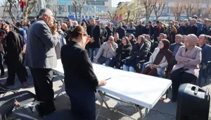 Belediye önünde Meclis toplantısı