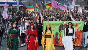 Newroz meydanlarına meşalelerle yüründü