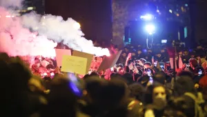 Kitle hareketi büyüdükçe faşizm geriler