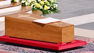 Papa’nın tabutunun dokunduğu halılar