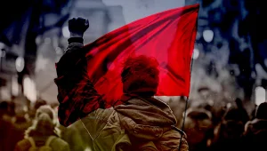 Yeni bir enternasyonal, sosyalizme çıkış yaptırır