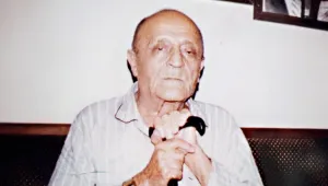 Bir elinde hançer bir elinde kalem