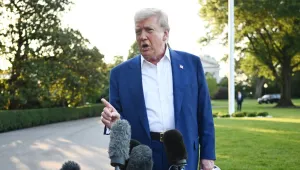 Trump ikisini de azarladı