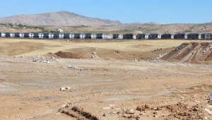 Mezarlık devleti beton döküyor