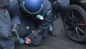 Kürt genci döven Alman polise ceza