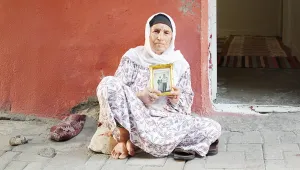 30 yıldır kapının önünde Ahmet’i bekliyor