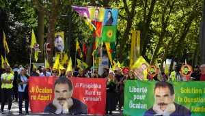 İki hafta boyunca AK önündeler