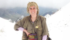 Gülüşü yüzüne asılıydı