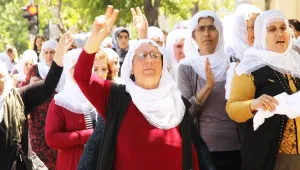 Apocu başkasının değil, kendi resmine bakar