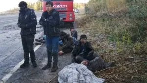 33 mülteci yola savruldu
