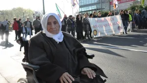 82 yaşında yürüyüşte