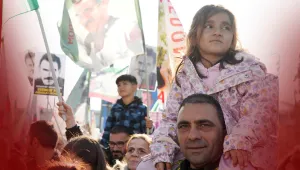 "Bijî Apo için" yürüyüşteki Kürt kızı
