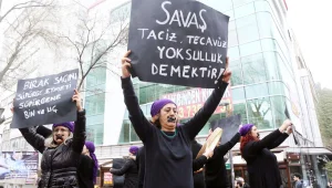 82 cinsel taciz, 74 çıplak arama