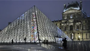 Louvre'u koruyamıyorlar