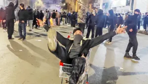 Halk sokakları terk etmiyor