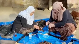 Kimisi mermi dolduruyor, kimisi su dağıtıyor