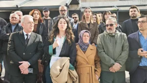 Saçlarını örerek duruşmaya katıldı