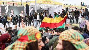 Newrozlaşan Kürt, bayrağı düşürmedi