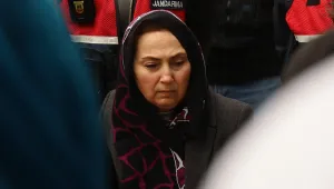 Jandarma eşliğinde cenazeye katıldı