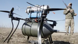Fiber optik kablolu dronlar