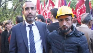 Bariyerleri beraber yıktılar