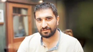 İzlerin peşine düşen yönetmen