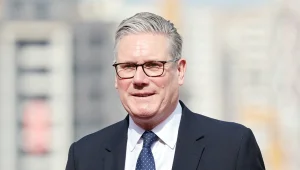 Starmer’a kabinesinden istifa çağrıları