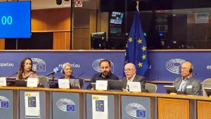 Demokratik ve adem-i merkeziyetçi bir İran