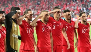 Sembollerle tribüne oynayanlar
