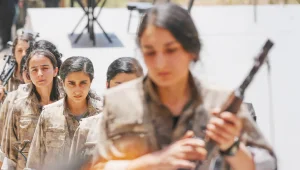 Silah yakan kızını bekliyor