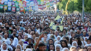 Kürt sorunu demokrasiye kaldı