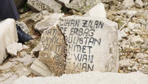 Mezar taşına ulaştılar