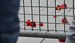 Polise rağmen karanfiller